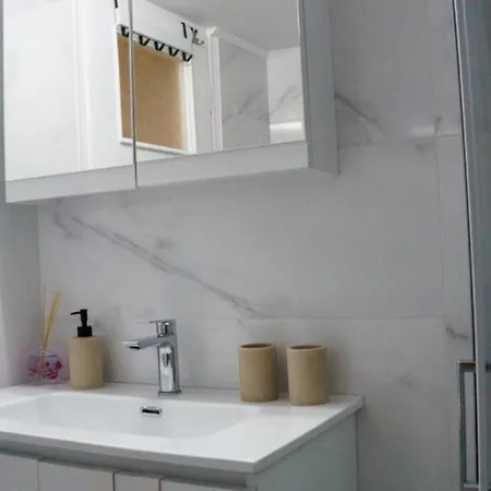 Apartamento Coastal Sleeps 4 With Free Parking Loutráki