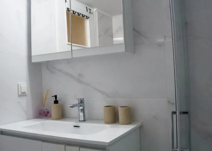 Apartman Coastal Sleeps 4 With Free Parking Lutráki